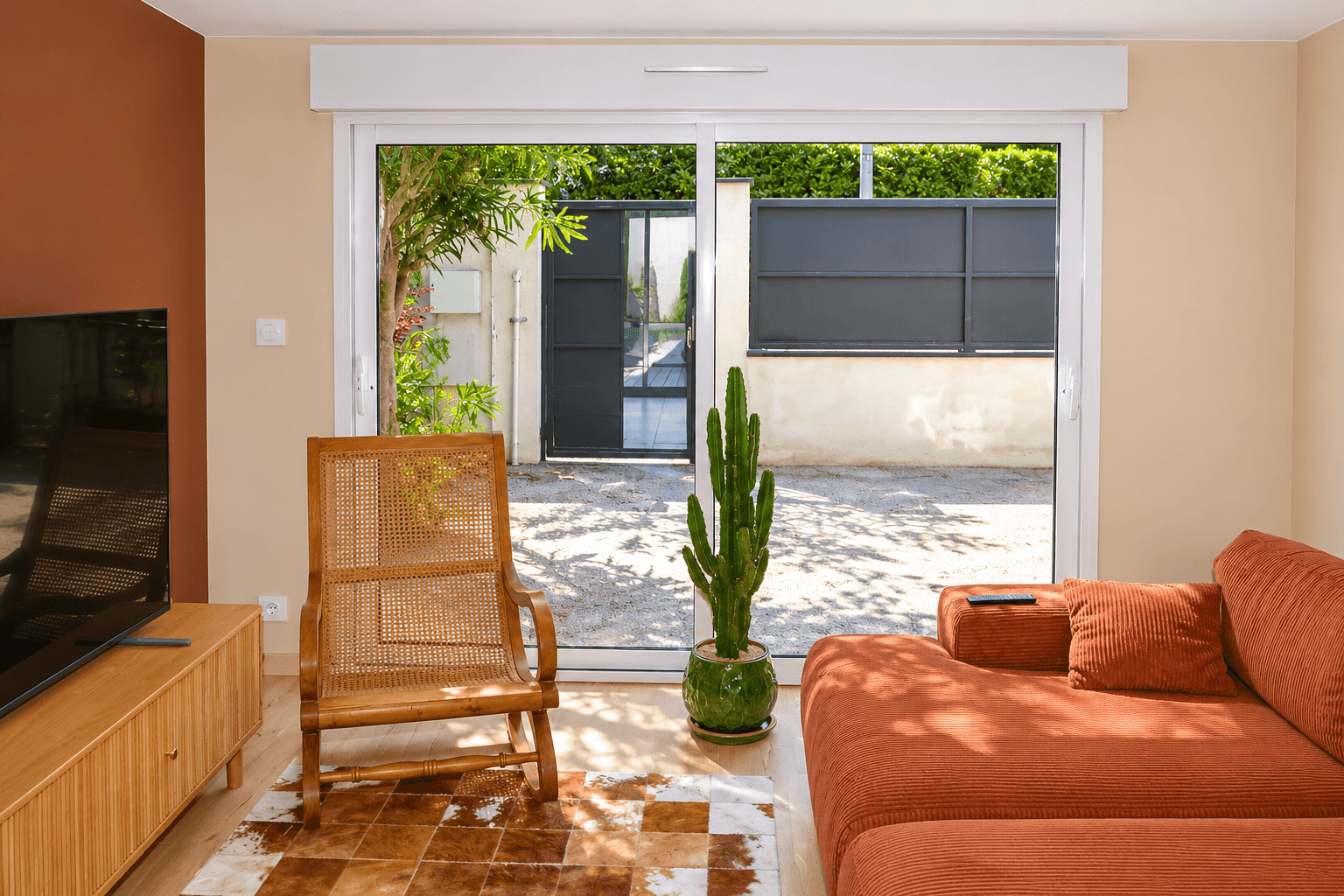Salon TV vers patio